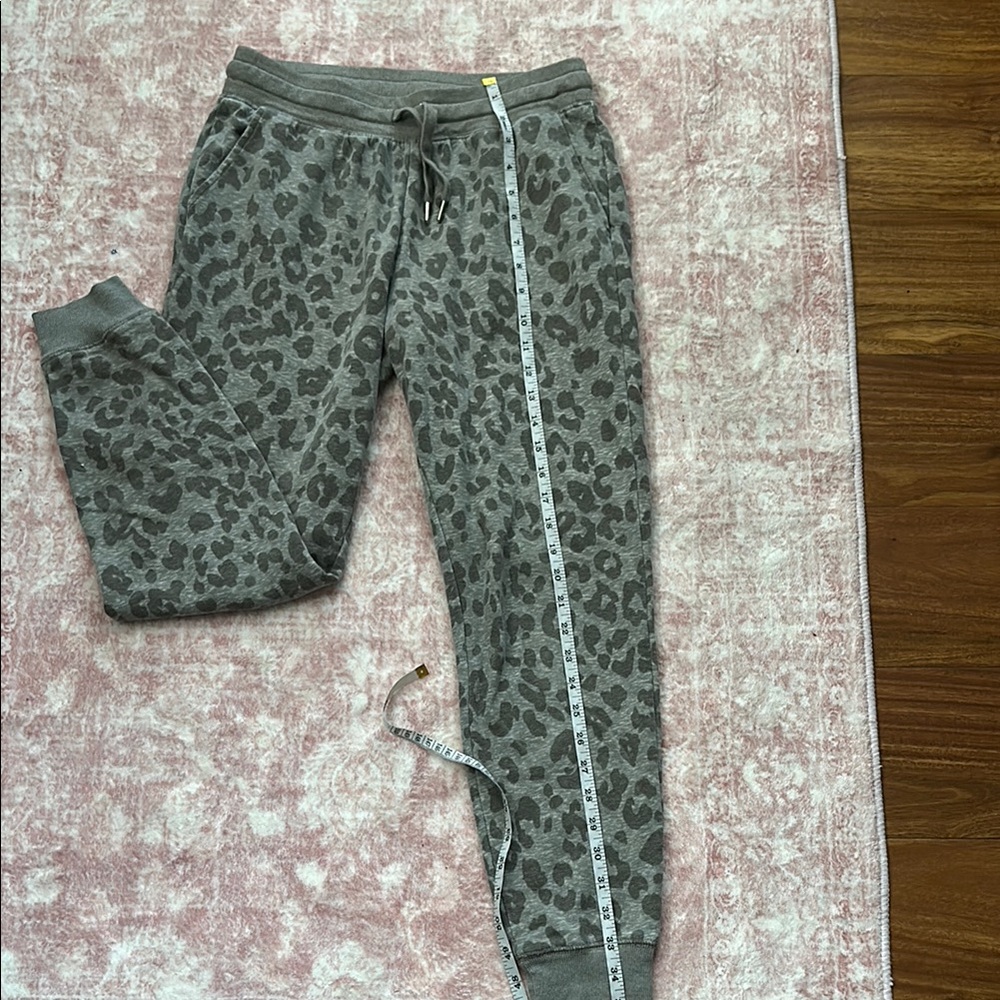 Old Navy Leopard Print Cheetah Print Joggers Sweatpants Small - Picture 4 of 4